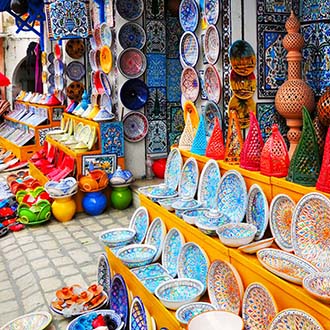 Winkel met gekleurde borden Tunesie
